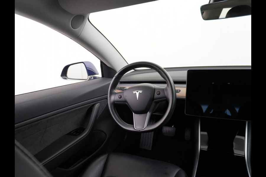 Tesla Model 3 SR+ 325PK AutoPilot Leer PanoDak Adaptive cruise 18" Camera's Elektr.-Stuur+Stoelen+Spiegels+Geheugen+Easy-Entry+Verwarmde stoel Ecc Navigatiesysteem full map LED-a+v Koplampspoeiers Comfortstoel(en) ACC Dual-ECC DAB Voorverwarmen interieur via App Keyless via Telefoonsleutel One-Pedal-Drive Origin. NLse auto ! 1e eigenaar