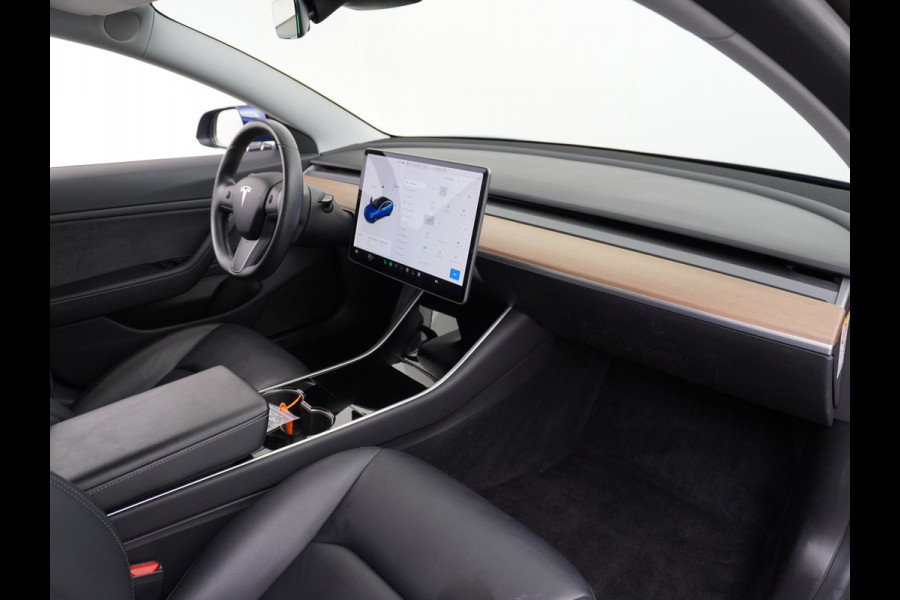 Tesla Model 3 SR+ 325PK AutoPilot Leer PanoDak Adaptive cruise 18" Camera's Elektr.-Stuur+Stoelen+Spiegels+Geheugen+Easy-Entry+Verwarmde stoel Ecc Navigatiesysteem full map LED-a+v Koplampspoeiers Comfortstoel(en) ACC Dual-ECC DAB Voorverwarmen interieur via App Keyless via Telefoonsleutel One-Pedal-Drive Origin. NLse auto ! 1e eigenaar