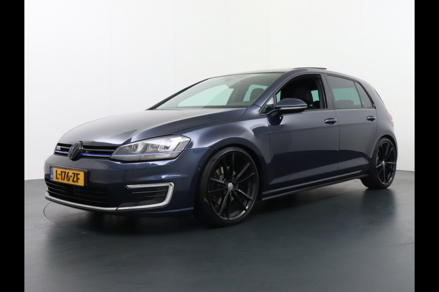 Volkswagen Golf GTE 204pk Navi Leder Xenon Pano-dak Adap.-Cruise Keyless Pdc-A+V Ecc Sportst.+Verw. Led 19''LM DAB Side-Assist 1.4 TSI GTE PHEV  Trekhaak-Wegklp. Licht+Zicht-Pakket Priv.Glass verlaagd in super nette staat 1500kg Trekgewicht! Euro6