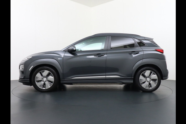 Hyundai Kona EV 64kWh 204pk Apple Carplay Android Auto Leder Navi Camera Head-Up Displ. Led Keyless PDC Elektr.Stoelen+Verwarmd+Ventilatie-koeling ! Adaptive Cruise/Stop&Go DAB Orig.NLse Auto Sterke EV, Enorm Efficient en grote accu! 444km WLTP