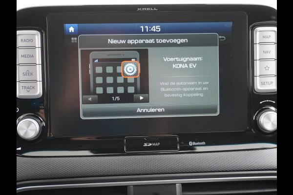 Hyundai Kona EV 64kWh 204pk Apple Carplay Android Auto Leder Navi Camera Head-Up Displ. Led Keyless PDC Elektr.Stoelen+Verwarmd+Ventilatie-koeling ! Adaptive Cruise/Stop&Go DAB Orig.NLse Auto Sterke EV, Enorm Efficient en grote accu! 444km WLTP