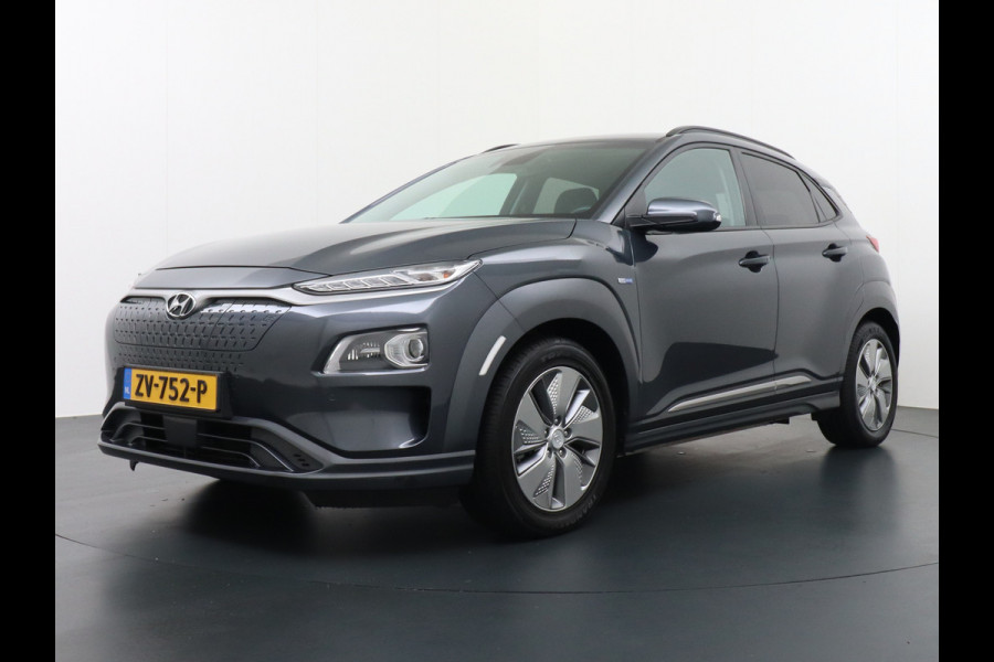 Hyundai Kona EV 64kWh 204pk Apple Carplay Android Auto Leder Navi Camera Head-Up Displ. Led Keyless PDC Elektr.Stoelen+Verwarmd+Ventilatie-koeling ! Adaptive Cruise/Stop&Go DAB Orig.NLse Auto Sterke EV, Enorm Efficient en grote accu! 444km WLTP