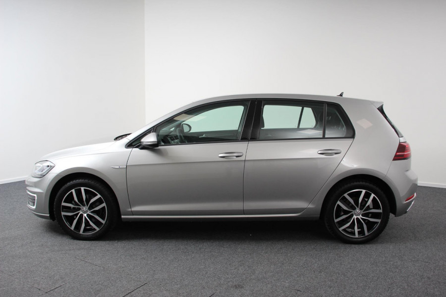 Volkswagen e-Golf e-Golf € 2000,- subsidie particulier mogelijk! | Navigatie | Climate Control | Adaptive Cruise Control | Camera | Parkeer sensoren | 17" Lichtmetalen Velgen  |