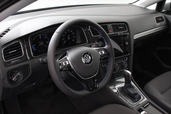 Volkswagen e-Golf e-Golf € 2000,- subsidie particulier mogelijk! | Navigatie | Climate Control | Adaptive Cruise Control | Camera | Parkeer sensoren | 17" Lichtmetalen Velgen  |