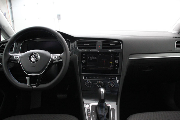 Volkswagen e-Golf e-Golf € 2000,- subsidie particulier mogelijk! | Navigatie | Climate Control | Adaptive Cruise Control | Camera | Parkeer sensoren | 17" Lichtmetalen Velgen  |