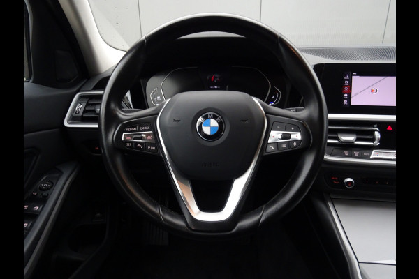 BMW 3 Serie 318d HYBRID * NAVIGATIE * CAMERA * DEALER ONDERH. !!