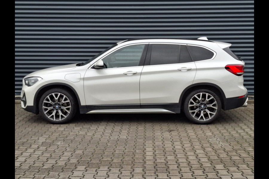 BMW X1 xDrive25e X Line Plug in Hybrid 221pk PHEV | Panodak | Trekhaak Afneembaar | Adaptive Cruise | Harman Kardon | Head Up | Sfeerverlichting | Half Lederen Bekleding | Apple Carplay | Navigatie | Camera |