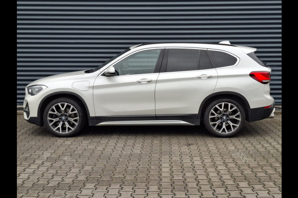 BMW X1 xDrive25e X Line Plug in Hybrid 221pk PHEV | Panodak | Trekhaak Afneembaar | Adaptive Cruise | Harman Kardon | Head Up | Sfeerverlichting | Half Lederen Bekleding | Apple Carplay | Navigatie | Camera |