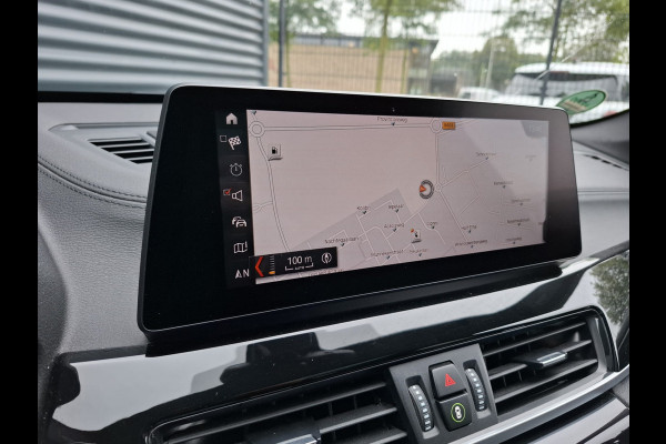 BMW X1 xDrive25e X Line Plug in Hybrid 221pk PHEV | Panodak | Trekhaak Afneembaar | Adaptive Cruise | Harman Kardon | Head Up | Sfeerverlichting | Half Lederen Bekleding | Apple Carplay | Navigatie | Camera |