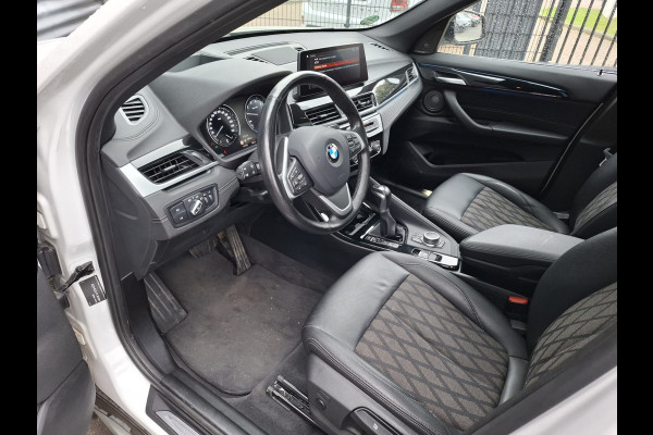 BMW X1 xDrive25e X Line Plug in Hybrid 221pk PHEV | Panodak | Trekhaak Afneembaar | Adaptive Cruise | Harman Kardon | Head Up | Sfeerverlichting | Half Lederen Bekleding | Apple Carplay | Navigatie | Camera |