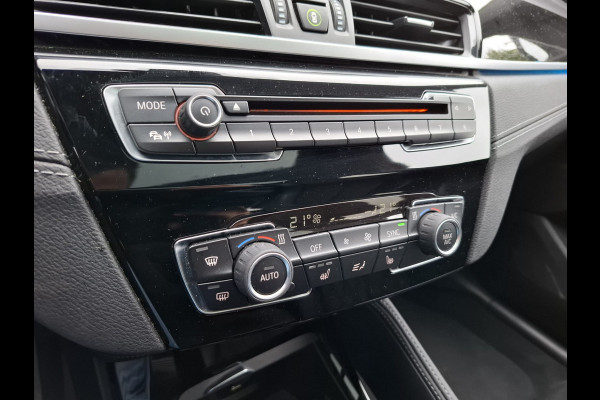 BMW X1 xDrive25e X Line Plug in Hybrid 221pk PHEV | Panodak | Trekhaak Afneembaar | Adaptive Cruise | Harman Kardon | Head Up | Sfeerverlichting | Half Lederen Bekleding | Apple Carplay | Navigatie | Camera |