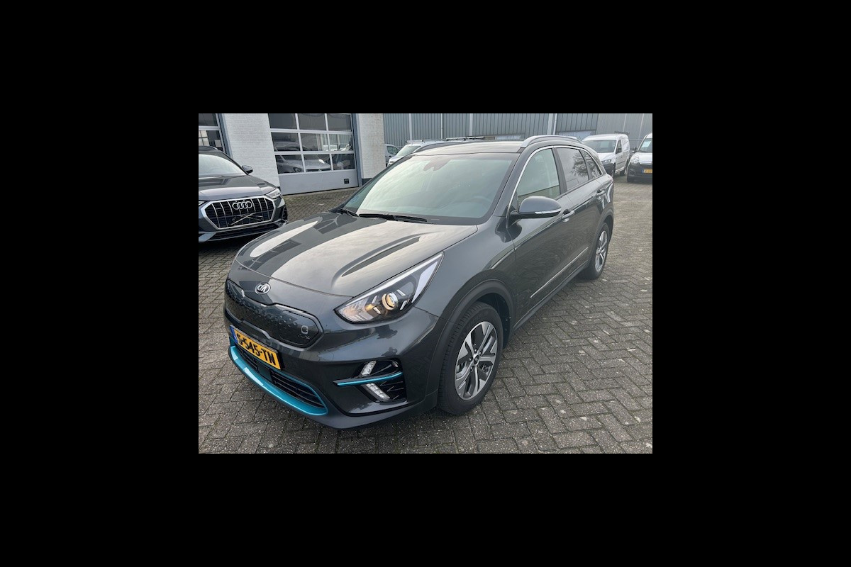 Kia e-Niro DynamicPlusLine 64 kWh AIRCO I NAVIGATIE I CAMERA I PDC I HALF LEDER I COMPLETE ONDERHOUDSHISTORIE I 7 JAAR FABRIEKS GARANTIE I PRIJS INCLUSIEF 2.000 EURO SUBSIDIE VAN DE OVERHEID I 12 % BIJTELLINGSREGELING I 2 OP VOORRAAD.