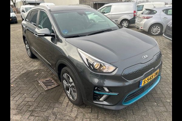 Kia e-Niro DynamicPlusLine 64 kWh AIRCO I NAVIGATIE I CAMERA I PDC I HALF LEDER I COMPLETE ONDERHOUDSHISTORIE I 7 JAAR FABRIEKS GARANTIE I PRIJS INCLUSIEF 2.000 EURO SUBSIDIE VAN DE OVERHEID I 12 % BIJTELLINGSREGELING I 2 OP VOORRAAD.