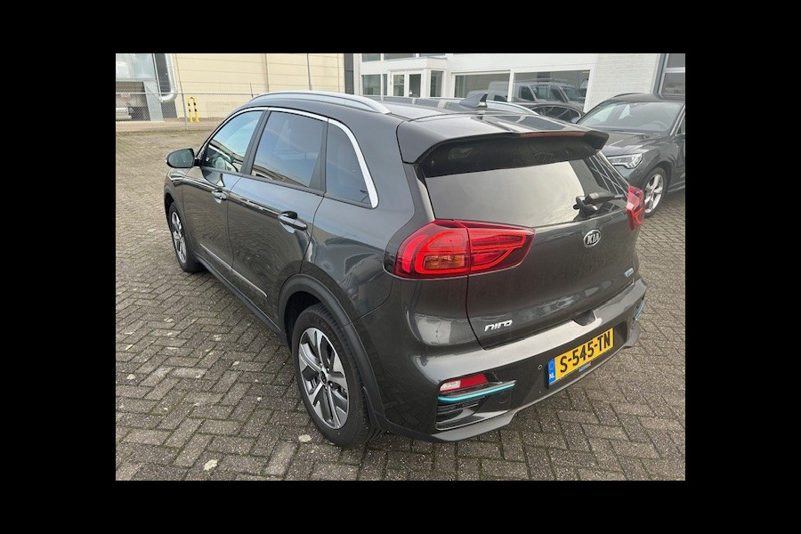 Kia e-Niro DynamicPlusLine 64 kWh AIRCO I NAVIGATIE I CAMERA I PDC I HALF LEDER I COMPLETE ONDERHOUDSHISTORIE I 7 JAAR FABRIEKS GARANTIE I PRIJS INCLUSIEF 2.000 EURO SUBSIDIE VAN DE OVERHEID I 12 % BIJTELLINGSREGELING I 2 OP VOORRAAD.