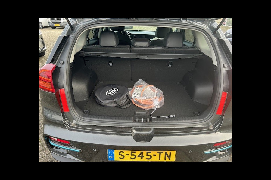 Kia e-Niro DynamicPlusLine 64 kWh AIRCO I NAVIGATIE I CAMERA I PDC I HALF LEDER I COMPLETE ONDERHOUDSHISTORIE I 7 JAAR FABRIEKS GARANTIE I PRIJS INCLUSIEF 2.000 EURO SUBSIDIE VAN DE OVERHEID I 12 % BIJTELLINGSREGELING I 2 OP VOORRAAD.