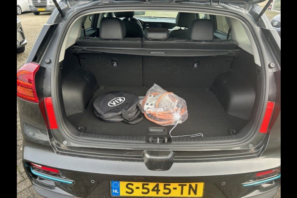 Kia e-Niro DynamicPlusLine 64 kWh AIRCO I NAVIGATIE I CAMERA I PDC I HALF LEDER I COMPLETE ONDERHOUDSHISTORIE I 7 JAAR FABRIEKS GARANTIE I PRIJS INCLUSIEF 2.000 EURO SUBSIDIE VAN DE OVERHEID I 12 % BIJTELLINGSREGELING I 2 OP VOORRAAD.