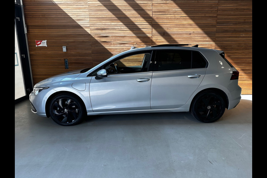 Volkswagen Golf 1.4 eHybrid Style | PANO | Trekhaak | Camera | ACC | Apple Carplay | Ambient | Velours | Virtual | Full LED |