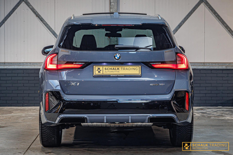 BMW X1 SDrive18i M-sport Full Pano H&K Trekhaak HUD Leder