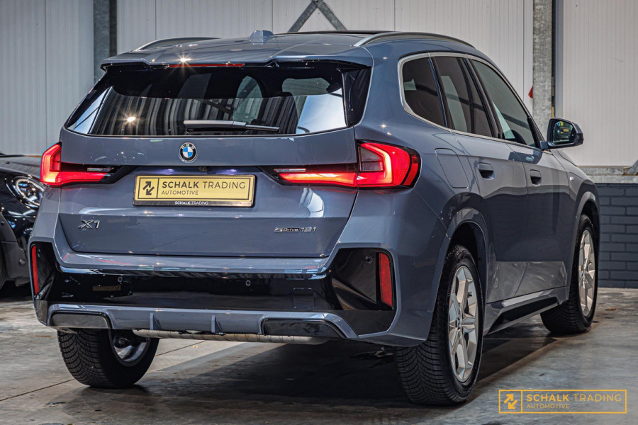 BMW X1 SDrive18i M-sport Full Pano H&K Trekhaak HUD Leder