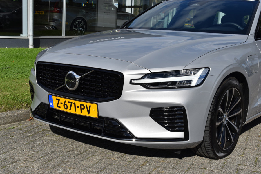 Volvo V60 T6 350PK Automaat Recharge AWD Plus Dark | H&K | Trekhaak | Blis | Stuurverwarming | Panoramadak | Elektr. stoel 18"LMV