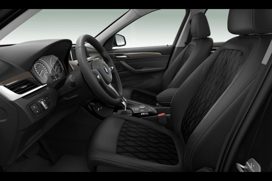 BMW X1 sDrive18i xLine - Trekhaak - Stoelverwarming - LED