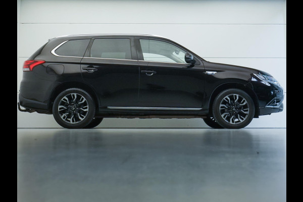 Mitsubishi Outlander 2.0 PHEV Premium Black edition (APPLE CARPLAY,ALCANTARA,LED,KEYLESS,DODEHOEK,STUUR-STOELVERWARMING,TREKHAAK)