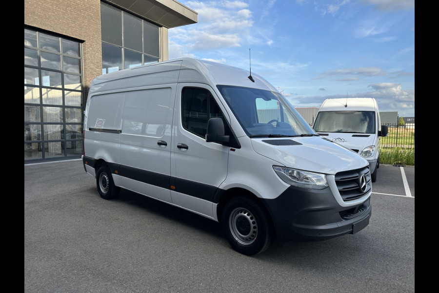 Mercedes-Benz Sprinter 317 CDI L2 H2 9G-TRONIC / MBUX / Camera / Parkeersensoren / Navigatie / Cruise control / Airco / 270 Graden achterdeuren