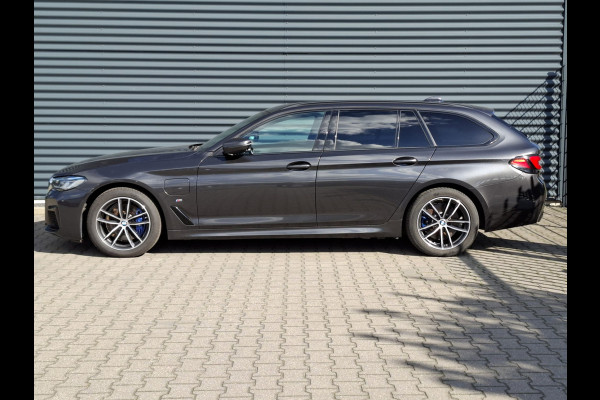 BMW 5 Serie Touring 530e xDrive M Sport Plug in Hybrid PHEV | Panodak | Trekhaak af Fabriek | Lederen Sportstoelen | Laser LED | Harman Kardon | Adaptive Cruise | Head Up | 360 Camera |