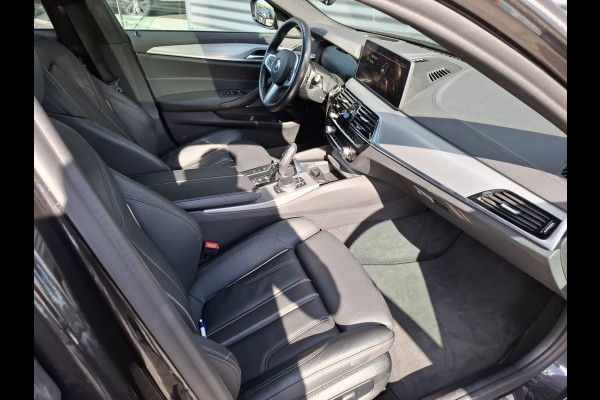 BMW 5 Serie Touring 530e xDrive M Sport Plug in Hybrid PHEV | Panodak | Trekhaak af Fabriek | Lederen Sportstoelen | Laser LED | Harman Kardon | Adaptive Cruise | Head Up | 360 Camera |