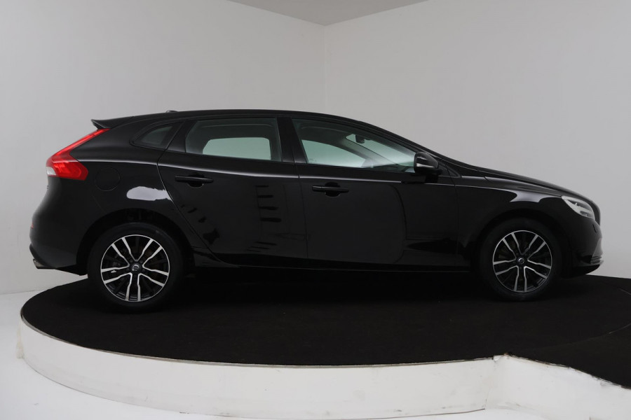 Volvo V40 2.0 T3 Momentum (CAMERA, TREKHAAK, NAVIGATIE, STOELVERWARMING, PDC, CRUISE CONTROL, NL-AUTO, GOED ONDERHOUDEN)