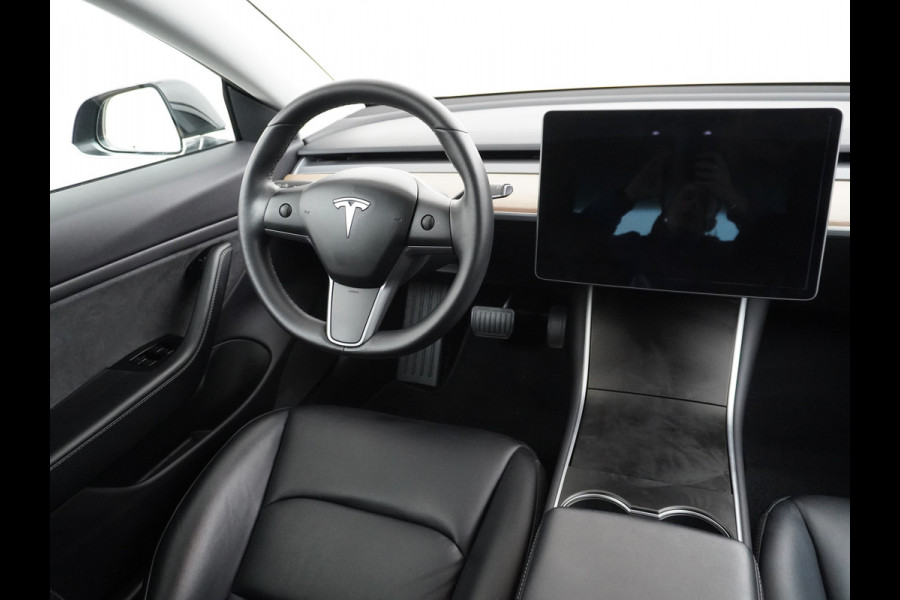 Tesla Model 3 SR+60kWh 325PK AutoPilot FSD.vb Leer PanoDak Adaptive cruise 18" Camera's Elektr.-Stuur+Stoelen+Spiegels+Geheugen+Easy-Entry+Ver Ecc Navigatiesysteem full map LED-a+v Comfortstoel(en) ACC Dual-ECC DAB Voorverwarmen interieur via App Keyless via Telefoonsleutel One-Pedal-Drive Origin. NLse auto !