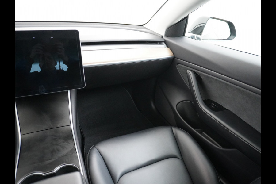 Tesla Model 3 SR+60kWh 325PK AutoPilot FSD.vb Leer PanoDak Adaptive cruise 18" Camera's Elektr.-Stuur+Stoelen+Spiegels+Geheugen+Easy-Entry+Ver Ecc Navigatiesysteem full map LED-a+v Comfortstoel(en) ACC Dual-ECC DAB Voorverwarmen interieur via App Keyless via Telefoonsleutel One-Pedal-Drive Origin. NLse auto !