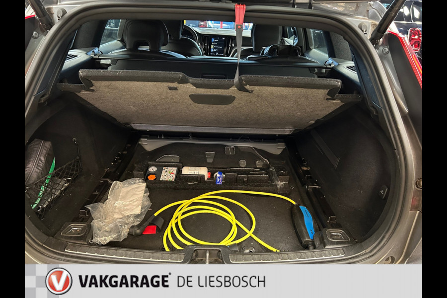 Volvo V60 2.0 T8 Twin Engine AWD R-Design 300pk / Leder / camera / trekhaak / Harman-Kardon