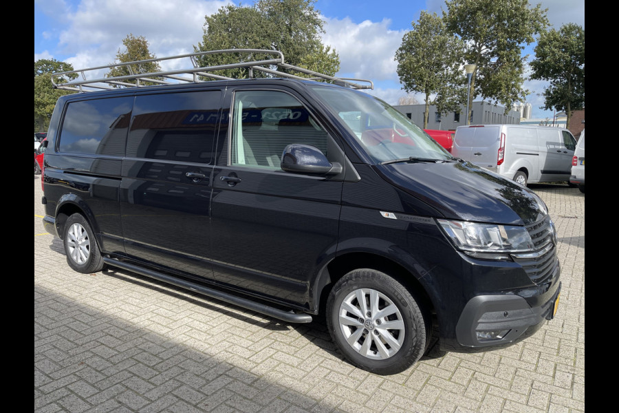 Volkswagen Transporter 2.0 TDI 150pk T6.1 DSG automaat L2H1 28 Highline / vaste prijs rijklaar € 27.950 ex btw / lease vanaf € 455 / airco / cruise / navi / lichtmetalen velgen / trekhaak / camera !