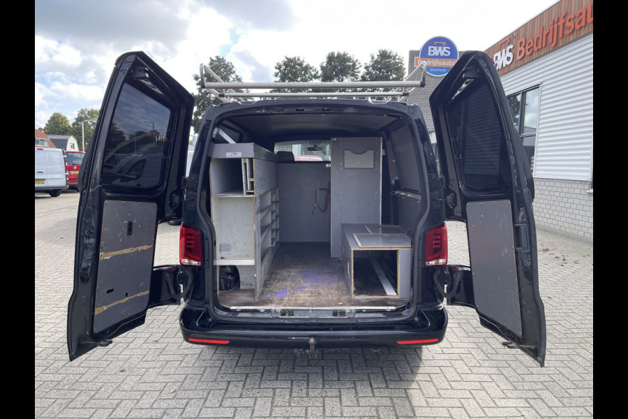 Volkswagen Transporter 2.0 TDI 150pk T6.1 DSG automaat L2H1 28 Highline / vaste prijs rijklaar € 27.950 ex btw / lease vanaf € 455 / airco / cruise / navi / lichtmetalen velgen / trekhaak / camera !