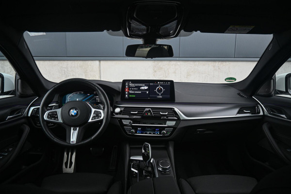 BMW 5 Serie Touring 530d *M-Sport / Soft-Close / HUD /  Panorama / Harman-Kardon / Surround View*