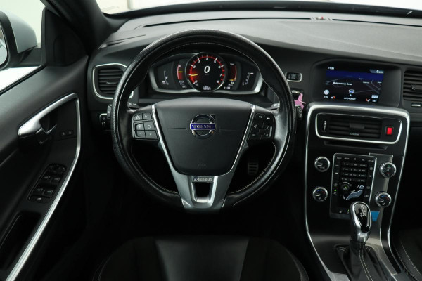 Volvo V60 T3 R-Design | Stoel & Stuurverwarming | Xenon | Navigatie | PDC | Bluetooth | Achterbankverwarming | Half leder