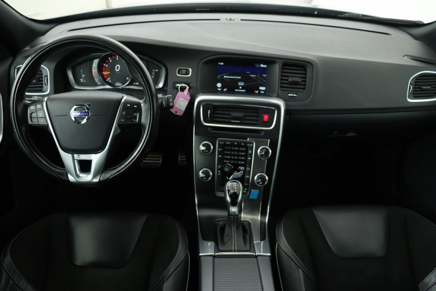 Volvo V60 T3 R-Design | Stoel & Stuurverwarming | Xenon | Navigatie | PDC | Bluetooth | Achterbankverwarming | Half leder