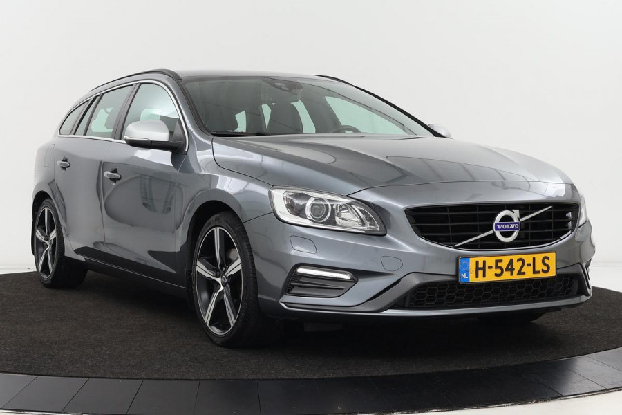 Volvo V60 T3 R-Design | Stoel & Stuurverwarming | Xenon | Navigatie | PDC | Bluetooth | Achterbankverwarming | Half leder