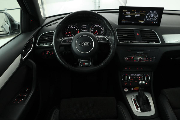 Audi Q3 2.0 TFSI quattro | Panoramadak | Stoelverwarming | Trekhaak | Camera | MirrorLink | Navigatie | Side Assist | Keyless | Xenon