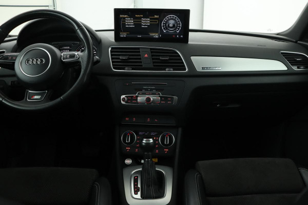 Audi Q3 2.0 TFSI quattro | Panoramadak | Stoelverwarming | Trekhaak | Camera | MirrorLink | Navigatie | Side Assist | Keyless | Xenon