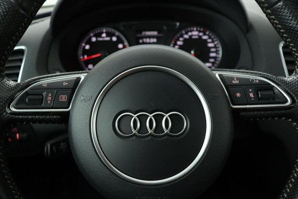 Audi Q3 2.0 TFSI quattro | Panoramadak | Stoelverwarming | Trekhaak | Camera | MirrorLink | Navigatie | Side Assist | Keyless | Xenon