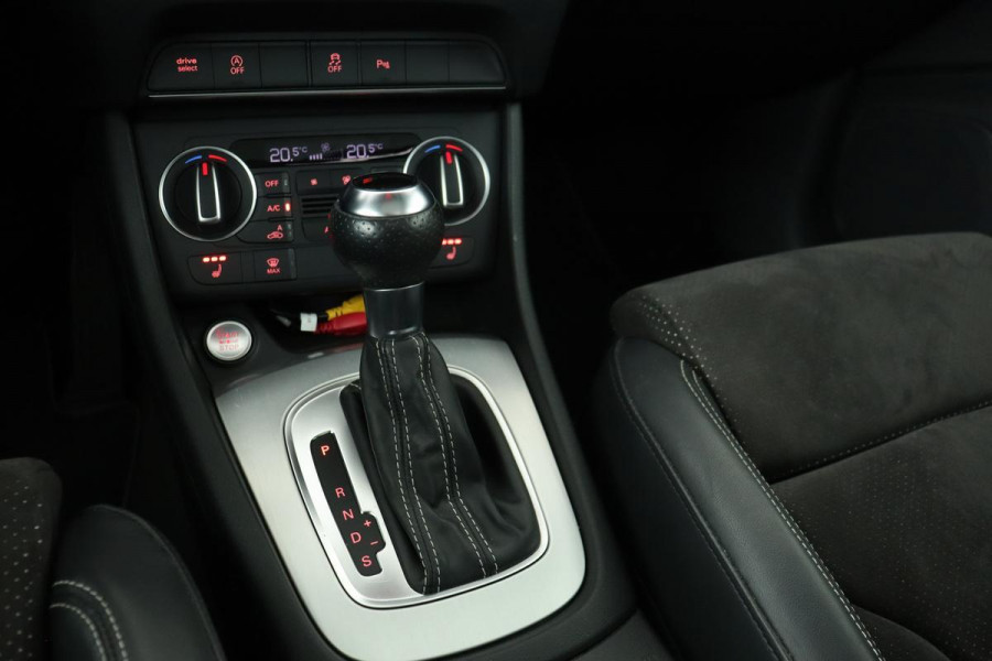 Audi Q3 2.0 TFSI quattro | Panoramadak | Stoelverwarming | Trekhaak | Camera | MirrorLink | Navigatie | Side Assist | Keyless | Xenon