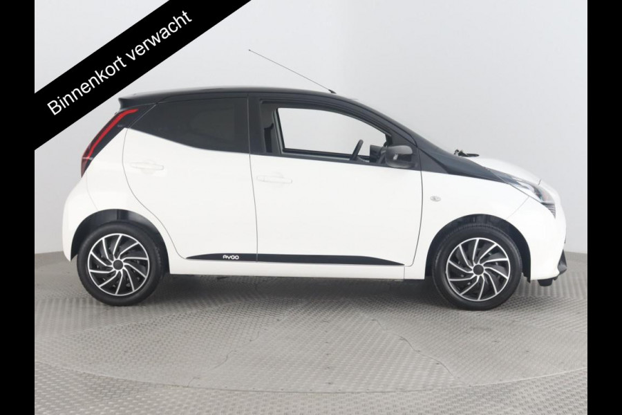 Toyota Aygo 1.0 X-PLAY BI-TONE AUTOMAAT AIRCO. 1e EIG. CARPLAY NAVIGATIE . SLECHTS 11.824KM. GARANTIE TOT 2031*