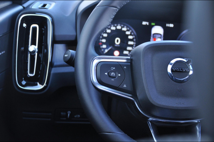 Volvo XC40 T5 262PK Automaat Recharge Ultimate Dark / Adaptieve Cruise Control / Parkeersensoren met Camera / Stoelverwarming / Stuurverwarming / Elektrische Achterklep / Elektrische Stoelen / BLIS / Getinte Ramen / Apple Carplay