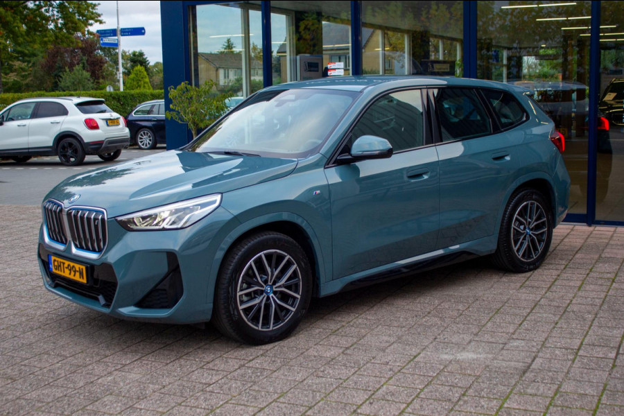 BMW iX1 XDrive30 67 kWh M-Sport | Prijs rijklaar incl. 12 mnd garantie | Camera Navi Pakeerhulp