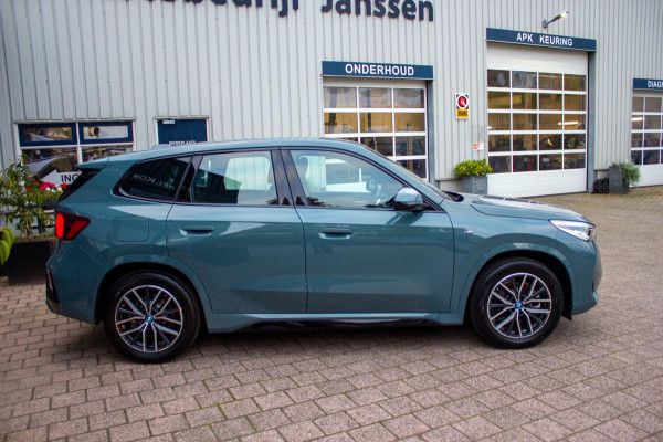 BMW iX1 XDrive30 67 kWh M-Sport | Prijs rijklaar incl. 12 mnd garantie | Camera Navi Pakeerhulp