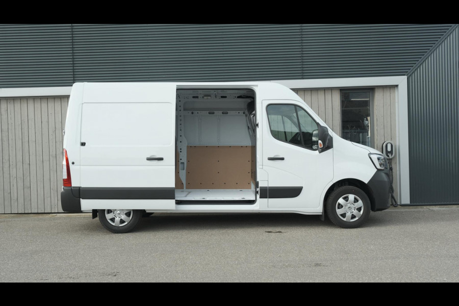 Renault Master T33 2.3 dCi 135 L2H2 Comfort | Direct Leverbaar | Navigatie | Parkeersensoren | Airco | Cruise Control