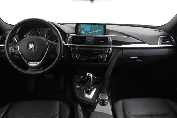 BMW 3 Serie Touring 320i Corporate Lease High Executive EINDE JAARS AANBIEDING! (NL-auto, Dealer OnderH, Navi Groot, StoelV, PDC)