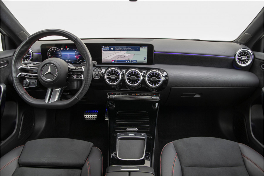 Mercedes-Benz A-Klasse 200 AMG Premium, Pano, Nightpack, Facelift, Widescreen, Sfeerverlichting